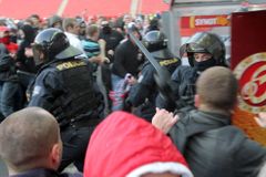 Policie pátrá po 20 fanoušcích, kteří zaútočili na vedení Slavie