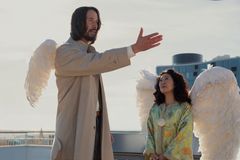 Boží úlet s Keanu Reevesem. Do kin se chystá komedie o neschopném andělovi strážném