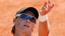 Australská tenistka Samantha Stosurová podává proti Američance Irině Falconiové ve 2. kole French Open 2012.