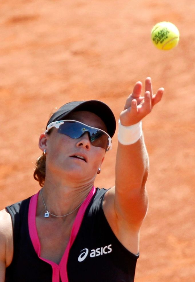 Australská tenistka Samantha Stosurová podává proti Američance Irině Falconiové ve 2. kole French Open 2012.