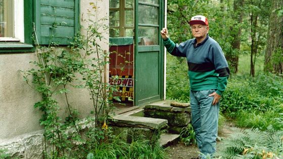 René Elstner se podílel i na poslední rekonstrukci Hrabalova kerského domku, pamětníků, kteří by chatu pamatovali tak, jak vypadala v dobách, kde sem spisovatel jezdil, už přece jen ubývá.