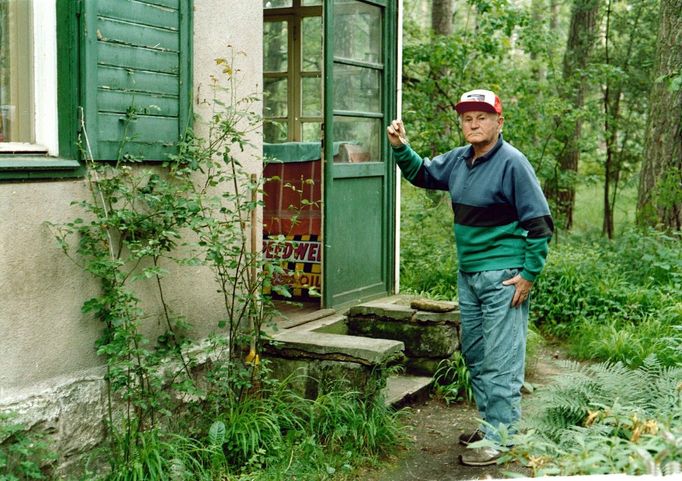 Bohumil Hrabal u své chaty v Kersku.