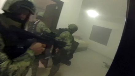 Útok mariňáků na úkryt drogového bosse Prcka. Ten stihl utéct tunelem za zrcadlem