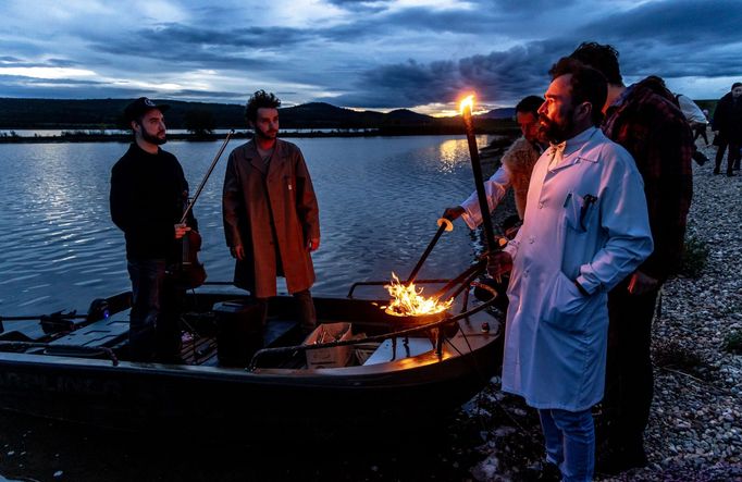 Zahájení divadelního festivalu Kult na jezeře Milada nedaleko Ústí nad Labem.