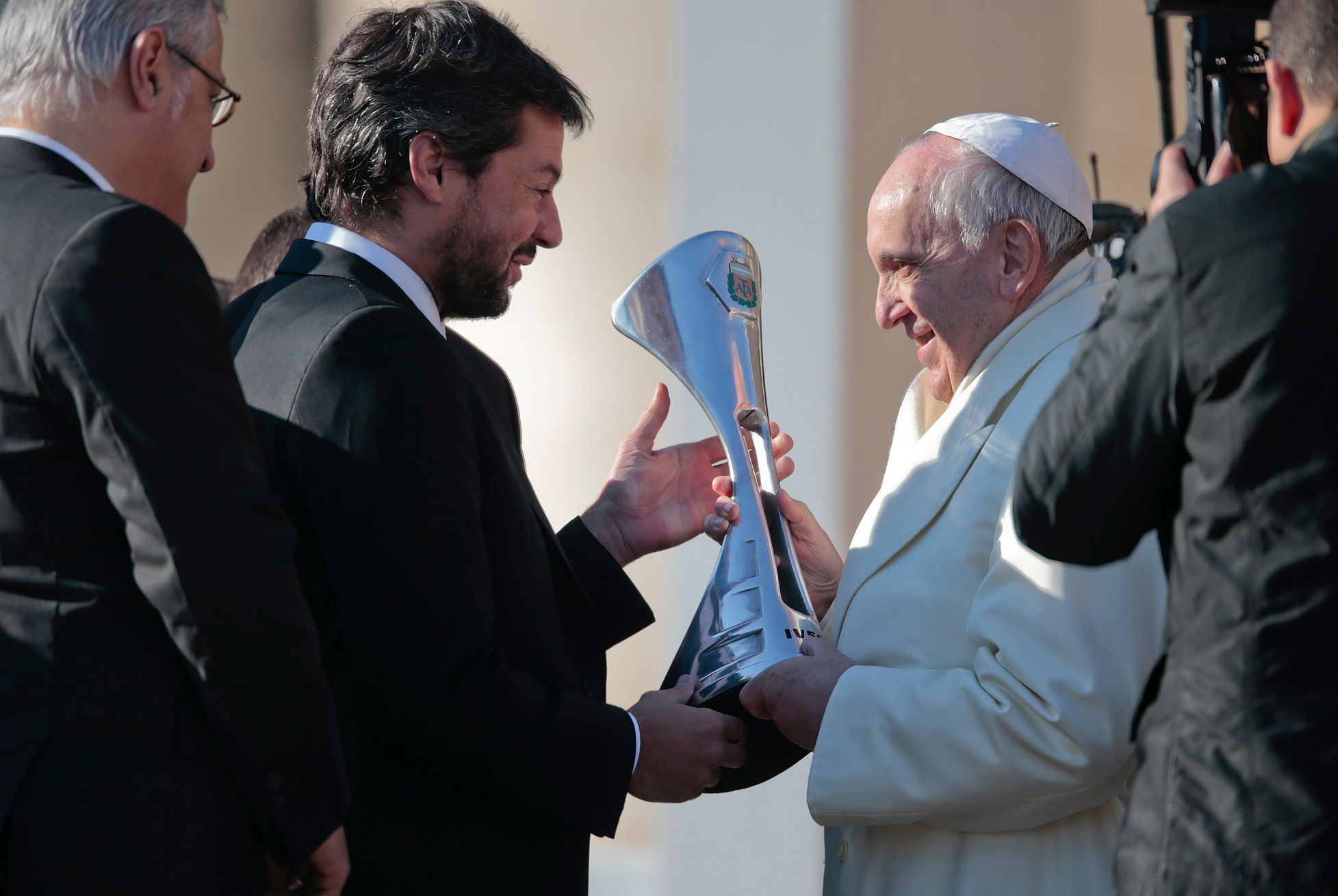 Fotbalisté San Lorenza ukazují pohár svému fanouškovi papeži Františkovi