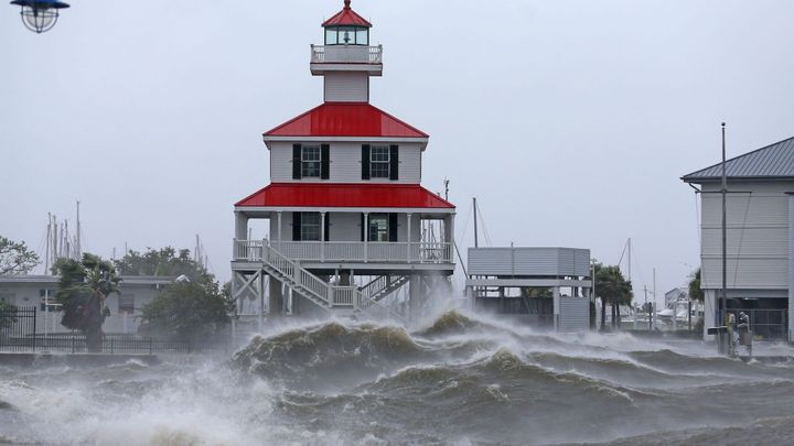Foto: "Pokud zůstanete doma, mějte po ruce sekeru." Hurikán Ida zaplavil Louisianu; Zdroj foto: Reuters