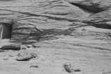 Sonda Curiosity vyfotografovala na Marsu otvor, který mnoha lidem připomínal dveře. Planetární geologové přišli s vysvětlením, že díra vznikla běžnou erozí.