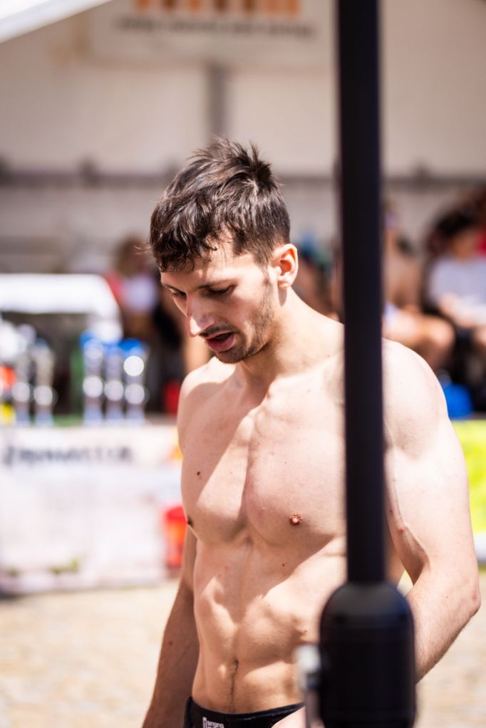 Matěj Cigl při šplhu v Novém Městě nad Metují