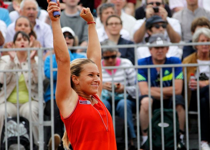 Slovenská tenistka Dominika Cibulková se raduje z vítězství nad Španělkou Marií-Jose Martinez-Sanchezovou ve 3. kole French Open 2012.