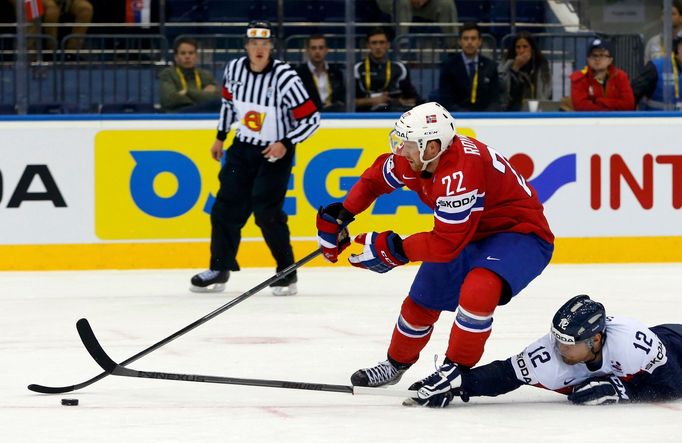 Norway's Martin Roymark (C) is chased by Slovakia's Ivan Svarny (R) during the second period of their men's ice hockey World Championship group A game at Chizhovka Arena