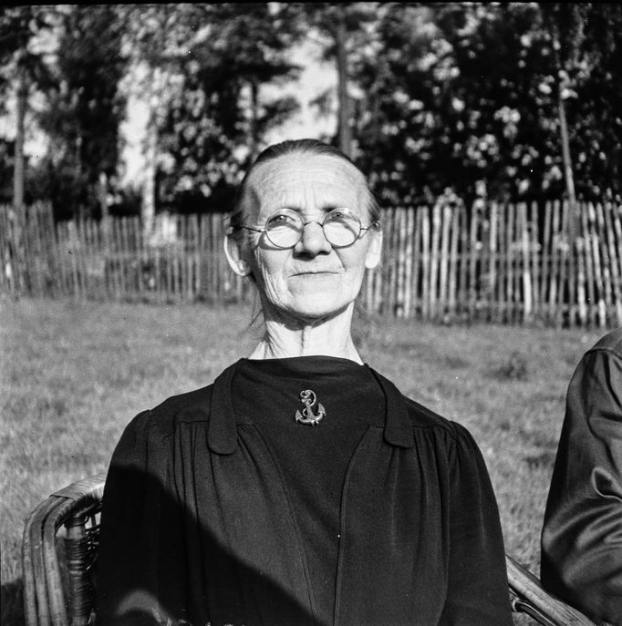 Archivní snímky neznámých autorů z let cca1900-1945, které zachraňuje fotograf Martin Wágner v rámci projektu "Negativy z popelnice" a dokumentuje tak zmizelý svět.