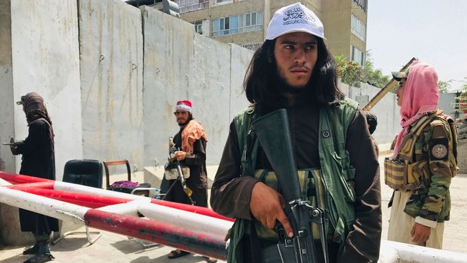 Bojovník Tálibánu na kontrolním stanovišti v Afghánistánu.