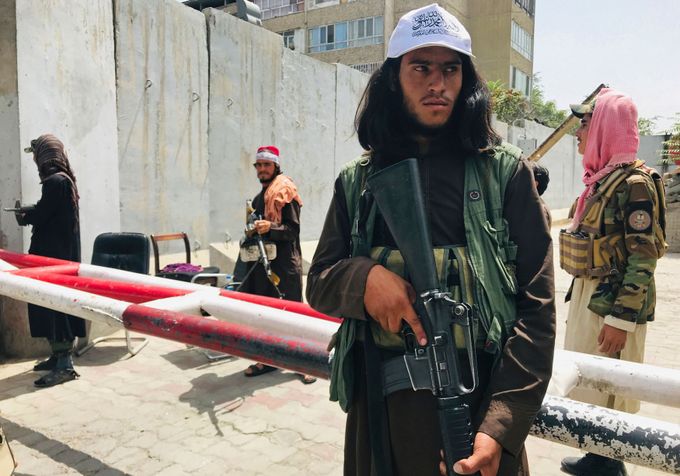 Bojovník Tálibánu na kontrolním stanovišti v Afghánistánu.