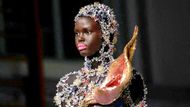 Paříž, Francie: modelka předvádí extravagantní model od Kevina Germaniera, móda tu září jako hvězda na pařížském nebi.