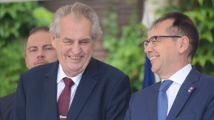 Prezident Miloš Zeman a francouzský velvyslanec v Česku Roland Galharague.