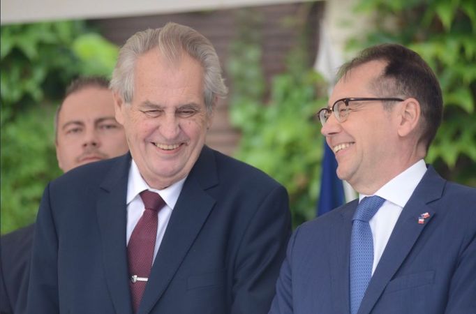 Prezident Miloš Zeman a francouzský velvyslanec v Česku Roland Galharague.