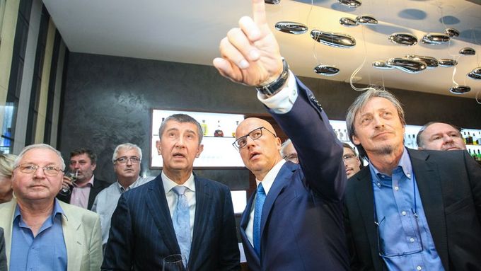 Andrej Babiš s europoslancem Pavlem Teličkou v roce 2014 ve štábu ANO. Vpravo Martin Stropnický, který odmítl kandidovat na prezidenta a nyní je velvyslancem v Izraeli.