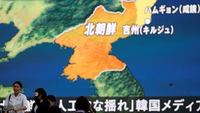 Zpravodajská obrazovka v Tokiu informuje o severokorejském jaderném testu z 3. září.