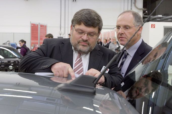 Nedoléhající střešní lišta těsně před příchodem vedení automobilky