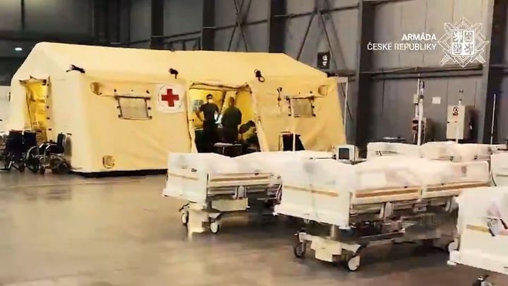 Rozkaz splněn, hlásí vojáci z Letňan. Polní nemocnice je připravena