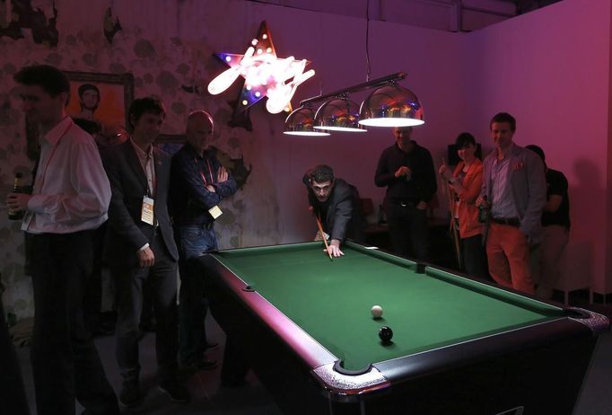 Visitors play pool in the Globe bar in the Olympic Village built for the London 2012 Olympic Games in Stratford, east London on June 29, 2012. The Globe will be a dry bar for the duration of the games. Picture taken June 29, 2012. REUTERS/Olivia Harris (BRITAIN - Tags: SPORT OLYMPICS BUSINESS CONSTRUCTION) Published: Čer. 30, 2012, 12:36 odp.