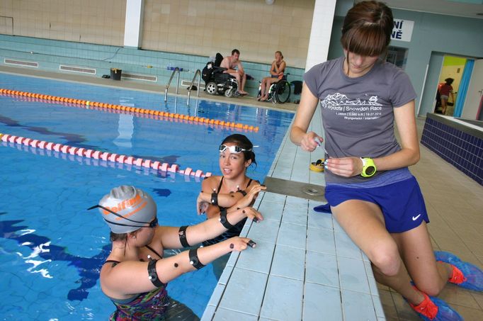 Výzkum World Para Swimming. Plavkyním jsou na tělo přilepovány senzory, které jsou poté při plavání snímány podvodní technikou.