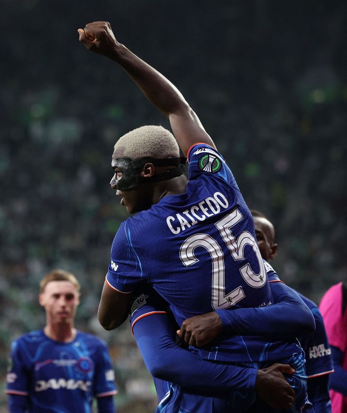 Moisés Caicedo slaví čtvrtý gól Chelsea ve finále Konferenční ligy.