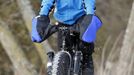 Steve Tannen wears heavy clothing to protect himself against freezing wind chills as he practices for an upcoming bike race in northern Minnesota near Lake Harriet in Minneapolis, January 23, 2013. The Upper Midwest remains locked in a deep freeze, with bitter sub-zero temperatures and wind chills stretching into a fourth day across several states due to waves of frigid Arctic air. REUTERS/Eric Miller (UNITED STATES - Tags: ENVIRONMENT) Published: Led. 23, 2013, 8:08 odp.