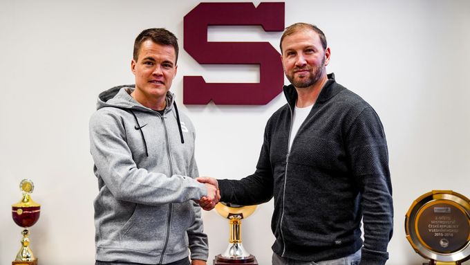 Posila Sparty Ville Koistinen (vlevo) s ředitelem klubu Petrem Tonem