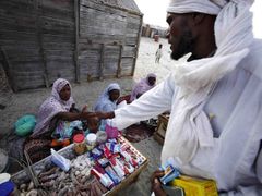 Muž nakupuje zboží ve slumu poblíž hlavního mauretánského města. Elita v hlavním městě o problému otrokářství nerada mluví