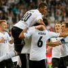 Sami Khedira slaví gól se spoluhráči během utkání Německo - Řecko ve čtvrtfinále Eura 2012