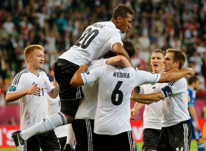 Sami Khedira slaví gól se spoluhráči během utkání Německo - Řecko ve čtvrtfinále Eura 2012.