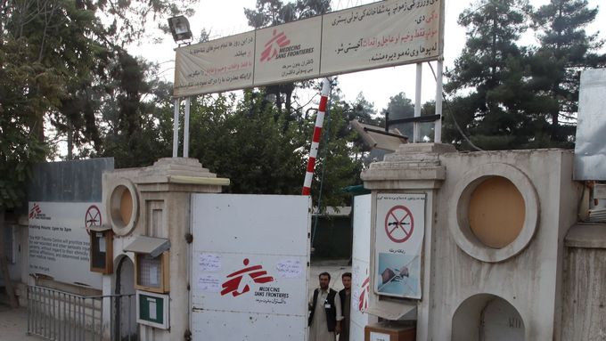 Brána do nemocnice Lékařů bez hranic v afghánském Kunduzu. Zařízení poničil americký nálet.