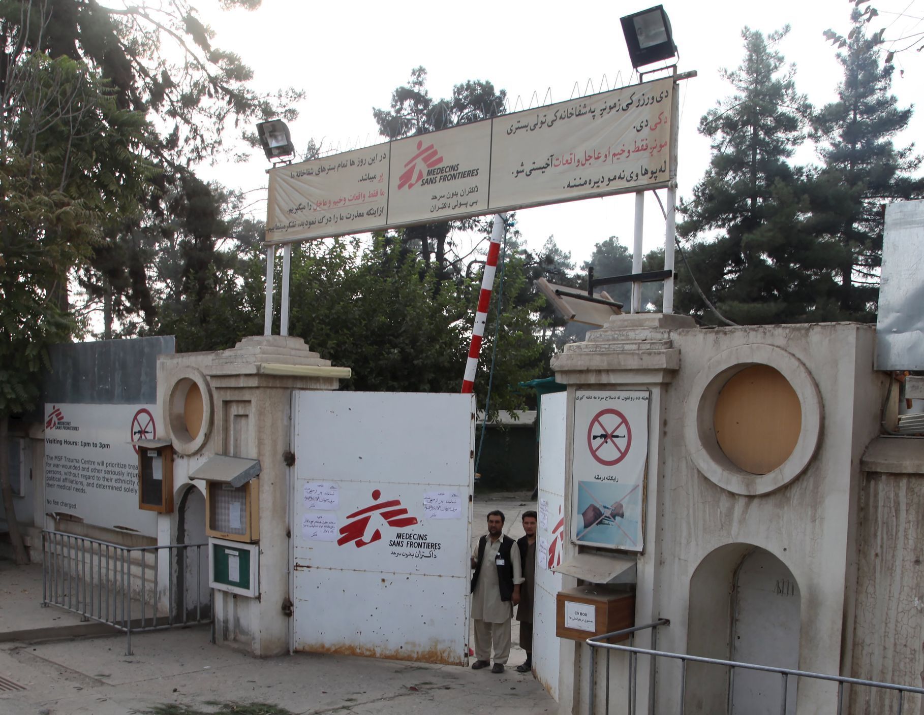 Brána nemocnice Lékařů bez hranic, Kunduz, Afghánistán, 3. října 2015