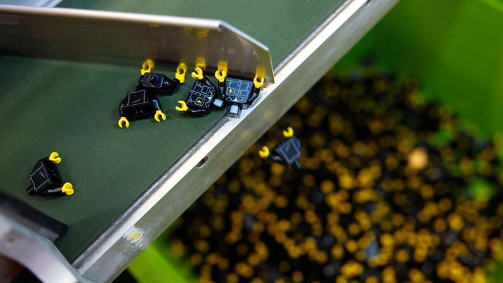 Miliony stavebnic týdně. Podívejte se, jak se v Kladně kompletuje legendární Lego