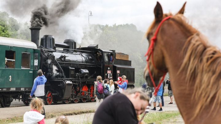 Foto: Stoletý Čtyřkolák vyrazil na první víkendovou jízdu, fanoušci lezli i na skály; Zdroj foto: Jakub Plíhal