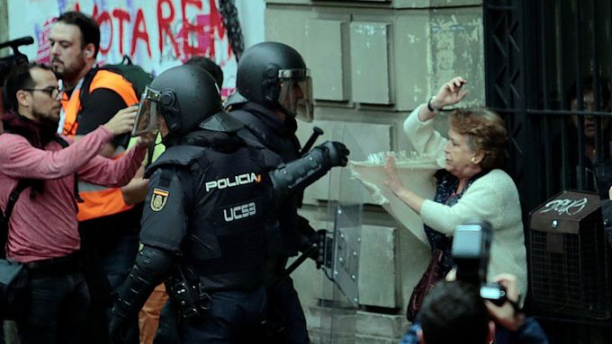 Španělská policie brání katalánskému referendu silou, zraněno je přes 300 lidí