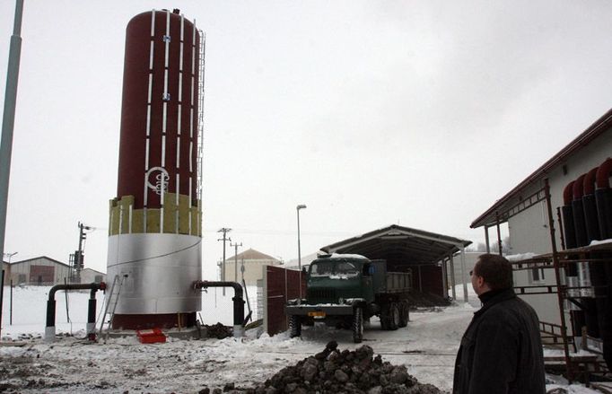 Právě dostavovaný zásobník teplé vody pro lepší hospodaření s energíí. Do Kněžic se jezdí pro zkušenosti z daleka. Dnes zvědavec až z Hostivice u Prahy