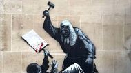 Britský streetartový umělec Banksy vytvořil mural na budově londýnského Nejvyššího soudu. Znázorňuje soudce, který bije demonstranta. Dílo je pravděpodobně reakcí na nedávné zatýkání stovek lidí podporujících zakázanou skupinu Palestine Action.