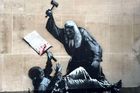 Britský streetartový umělec Banksy vytvořil mural na budově londýnského Nejvyššího soudu. Znázorňuje soudce, který bije demonstranta. Dílo je pravděpodobně reakcí na nedávné zatýkání stovek lidí podporujících zakázanou skupinu Palestine Action.