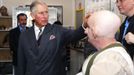 Britain's Prince Charles (2nd L) meets actor Peter Hambleton (2nd R), who is dressed as Gloin the dwarf in The Hobbit movies, during a visit to the makeup department of film maker Peter Jackson's Weta Workshop in Wellington November 14, 2012. The latest film "The Hobbit: An Unexpected Journey" by Jackson, who also directed the Lord of the Rings trilogy, will premiere later this month in Wellington. REUTERS/Jeff McEwan (NEW ZEALAND - Tags: ENTERTAINMENT POLITICS ROYALS) Published: Lis. 14, 2012, 9:49 dop.