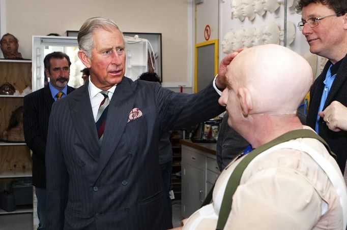 Britain's Prince Charles (2nd L) meets actor Peter Hambleton (2nd R), who is dressed as Gloin the dwarf in The Hobbit movies, during a visit to the makeup department of film maker Peter Jackson's Weta Workshop in Wellington November 14, 2012. The latest film "The Hobbit: An Unexpected Journey" by Jackson, who also directed the Lord of the Rings trilogy, will premiere later this month in Wellington. REUTERS/Jeff McEwan (NEW ZEALAND - Tags: ENTERTAINMENT POLITICS ROYALS) Published: Lis. 14, 2012, 9:49 dop.