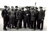 Skupinu čs. stíhacích letců ve výcvikovém středisku v Chartres zachytil na jaře 1940 škpt. letectva Josef Duda (generálmajor let. in memoriam). A. Přeučil čtvrtý zleva.