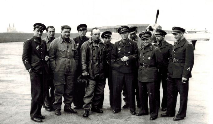 Skupinu čs. stíhacích letců ve výcvikovém středisku v Chartres zachytil na jaře 1940 škpt. letectva Josef Duda (generálmajor let. in memoriam). A. Přeučil čtvrtý zleva.