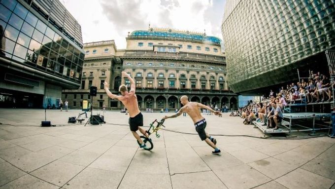 SPAM BMX předvádějí své akrobatické kousky na piazzettě u Národního divadla. Fotografie je převzata z jejich facebookové stránky.