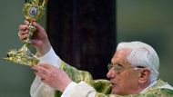 Papež Benedikt XVI. s pohárkem svěceného vína