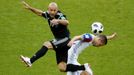 Javier Mascherano a Gylfi Sigurdsson v zápase Argentina - Island na MS 2018