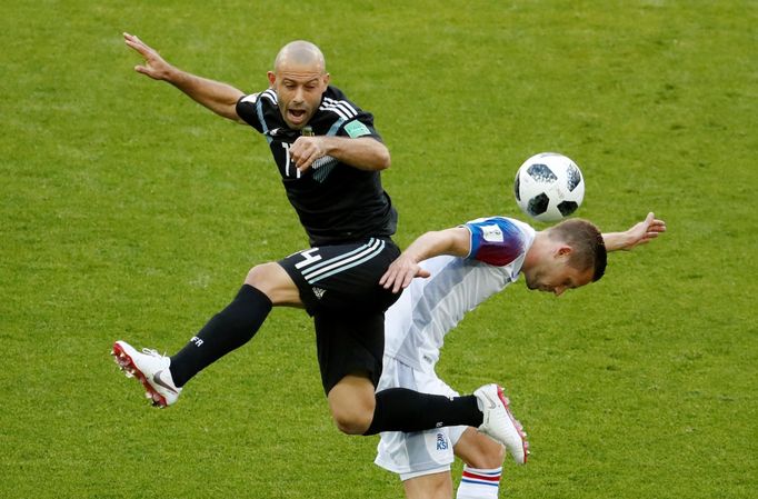 Javier Mascherano a Gylfi Sigurdsson v zápase Argentina - Island na MS 2018