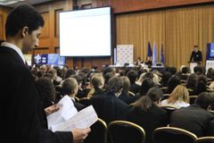 Studenti se na summitu pokusí spasit svět