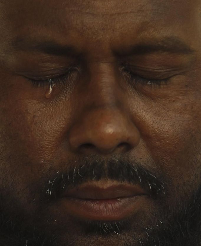 A Muslim pilgrim tears as he prays after casting seven stones at a pillar that symbolizes Satan during the annual haj pilgrimage, as part of a pilgrimage rite, on the second day of Eid al-Adha in Mina, near the holy city of Mecca October 27, 2012. Muslims around the world celebrate Eid al-Adha to mark the end of the Haj by slaughtering sheep, goats, cows and camels to commemorate Prophet Abraham's willingness to sacrifice his son Ismail on God's command. REUTERS/Amr Abdallah Dalsh (SAUDI ARABIA - Tags: RELIGION) Published: Říj. 27, 2012, 7:13 odp.